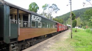Expo Rail Sri Lanka har nogle gange åbne togvogne, så man kan stå udendørs af tage billeder af den smukke udsigt