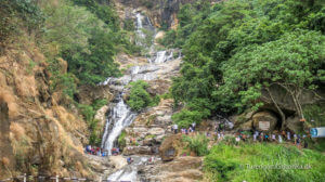 Ravana Ella Falls ligger i udkanten af Ella. Man passerer vandfaldet på vejen mod Tissamaharama og Sri Lanka's mest kendte nationalpark Yala