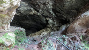 Rawana Cave er mørk, fugtig og en lille smule uhyggelig. Grotten i sig selv er ikke noget særligt. Det er en tom, meget mørk og fugtig klippehule. Der er ingen skiltning der informerer om hulen. For at forstå begejstringen for Ravana's Cave, er man nødt til at kende lidt til historien.