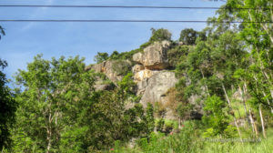Her starter turen op ad Ella Rock, der er i alt 650 trappetrin op til Ravana Cave i Ella, Sri Lanka